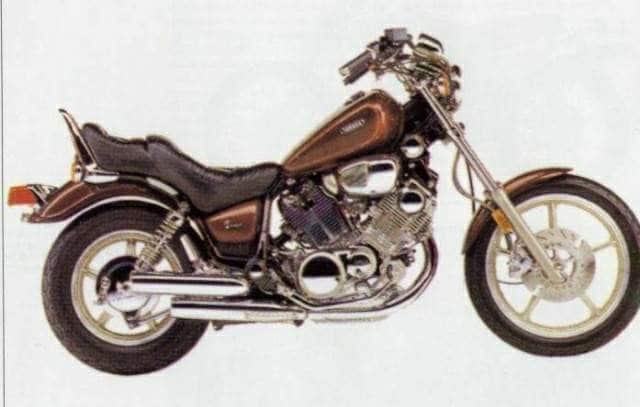 <div class='descrGalleryTitle'>Yamaha XV 750 Virago</div><div class='descrGalleryText'><p>Nella sua storia d’innovazione, Yamaha può vantare un ulteriore primato. È stata la prima casa giapponese a proporre una <b>reale alternativa a Harley-Davidson</b> in quanto a moto custom, lanciando la famiglia Virago già a inizio anni ’80. La XV 750 Virago arrivò sul mercato nel 1981 e delle Harley riprendeva in toto l’aspetto estetico e caratteristiche tecniche essenziali come il motore <b>raffreddato ad aria con architettura a V</b>. La versione 750 della Virago, disponibile negli anni anche come 535, 700 (solo in USA), 900 e 1000, erogava 56 cavalli e pesava circa 220 kg a secco; aveva doppi ammortizzatori posteriori, un doppio freno a disco anteriore e <b>trasmissione finale a cardano</b>, questo un elemento di differenziazione rispetto alle cinghie tipiche Harley-Davidson. La XV 750 è stata un modello di media longevità: è uscita di produzione nel 1998; della serie XV le è sopravvissuta la 250, disponibile fino al 2007.</p>
</div>